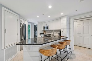 Kühlschrank, Mikrowelle, Ofen, Geschirrspüler