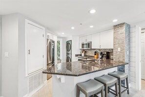 Kjøleskap, mikrobølgeovn, ovn og oppvaskmaskin