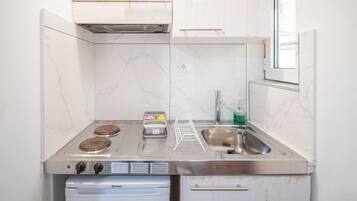 Fridge, stovetop, coffee/tea maker, toaster