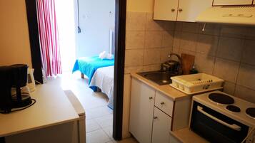 Fridge, oven, coffee/tea maker, toaster