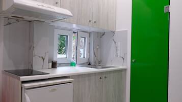 Køleskab, kogeplade, kaffe-/temaskine, brødrister