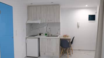 Fridge, stovetop, coffee/tea maker, toaster