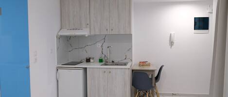 Fridge, stovetop, coffee/tea maker, toaster