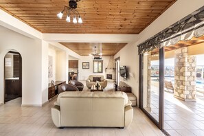 Televisie, een open haard, een dvd-speler en boeken