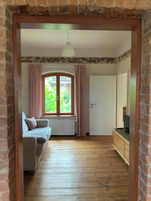 TV, books - Historic house under lime trees with natural garden. Family-friendly. (Plau am See)