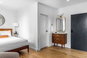 1 bedroom, iron/ironing board, WiFi, bed sheets - Historic BLDG Coffee Shop FAST Wi-Fi (Bangor)
