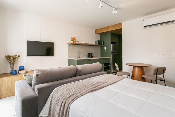 Iron/ironing board, Internet, bed sheets