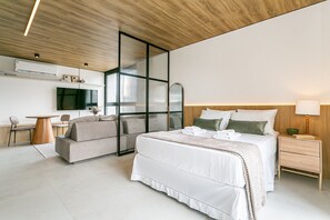 Een strijkplank/strijkijzer, wifi, beddengoed