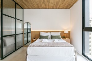 Tabla de planchar con plancha, wifi y ropa de cama 