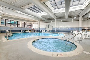 Una piscina techada, una piscina climatizada