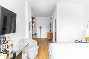 1 dormitori, planxa i posts de planxar, wifi i roba de llit