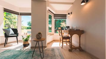 Deluxe tweepersoonskamer, terras, uitzicht op tuin | Een bureau, geluiddichte muren, gratis wifi
