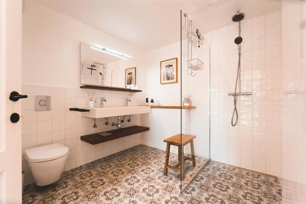 Dobbeltrom – deluxe, terrasse, hageutsikt | Bad | Dusj, hårføner, badekåper og håndklær
