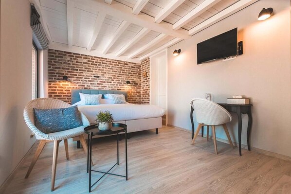 Habitación doble superior, patio, vistas al patio | Escritorio, sistema de insonorización, wifi gratis