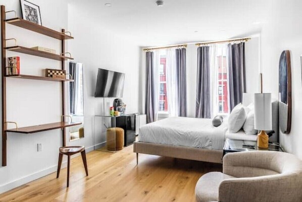 1 bedroom, iron/ironing board, WiFi, bed sheets - King Bed Historic Hotel Fast Wi-fi DTWN (Bangor)