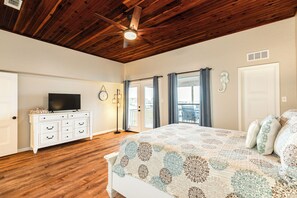 3 bedrooms, desk, iron/ironing board, free WiFi