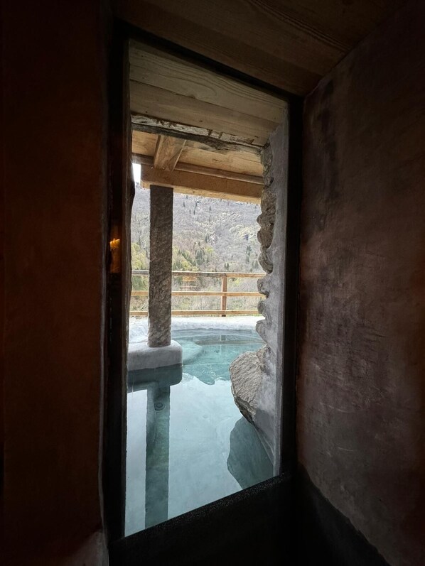 Innendørsbasseng og utendørsbasseng