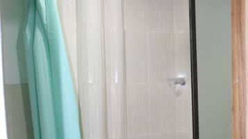 Regadera, toallas, jabón, papel de baño