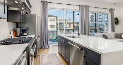 Highend Stadium View Home, Pool & Game Room Garage
