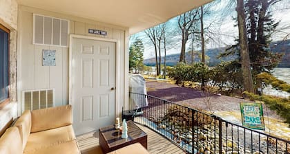 Lake Harmony Retreat – Stunning views of the lake and the ski slope