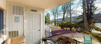 Lake Harmony Retreat – Stunning views of the lake and the ski slope