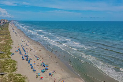 3BR, Outdoor Movie Theatre, Indoor Fireplace, Arcades, 5 Minutes from Beach!