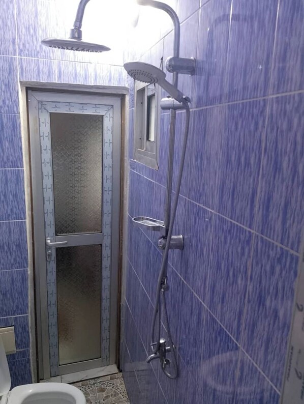 Shower, jetted tub, hair dryer, bidet - Résidence le prestige (Kribi)