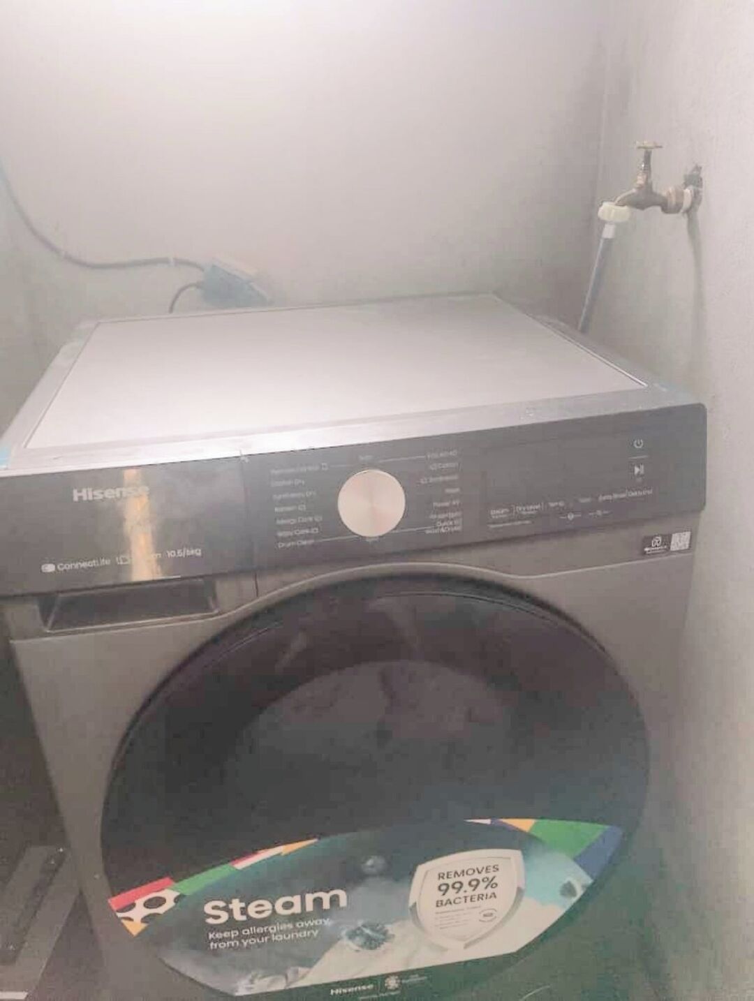 Eine Hisense Waschmaschine mit Frontlader und Bedienfeld.