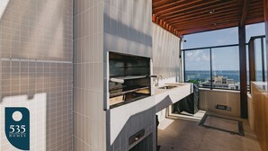 Una cocina moderna con horno integrado y vista al océano.
