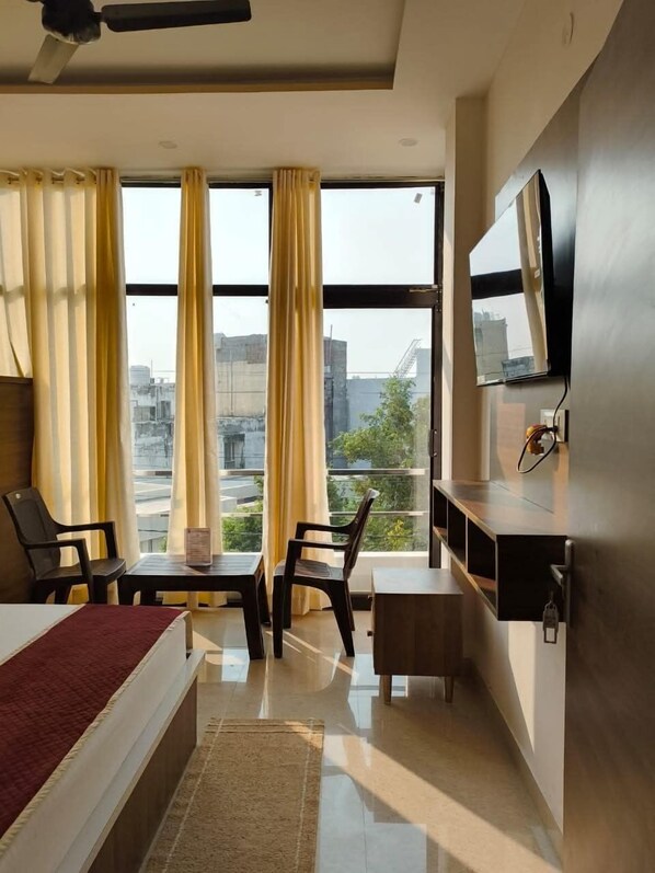 Deluxe Tek Büyük Yataklı Oda, Bahçe Manzaralı | Ücretsiz kablosuz İnternet 
