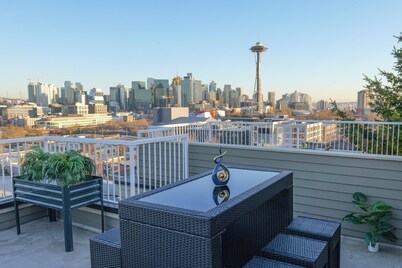 Premier Space Needle View - Walk Score 95 - Free Parking