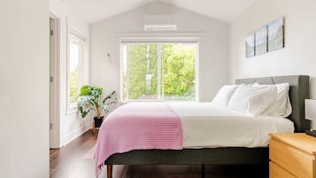 3 bedrooms, desk, iron/ironing board, travel cot
