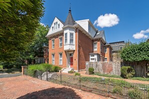 Exterior - Large & Stylish Home mins to DT & German Village! (Columbus)