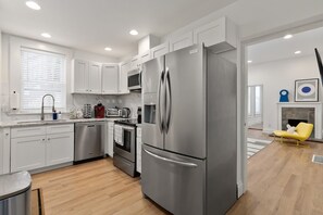 Fridge, microwave, oven, stovetop - Large & Stylish Home mins to DT & German Village! (Columbus)
