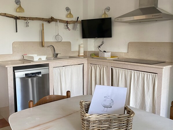 Stovetop, dishwasher - Villa Odetta - app. East, an oasis in the Salento sea between two nature reserves (Torre Colimena)