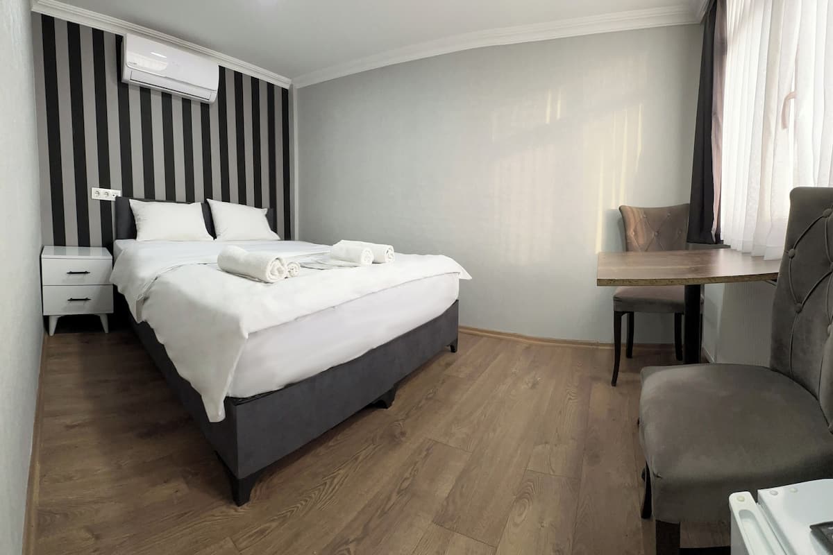 Luxury Room | Premium bedding, iron/ironing board, free cots/infant beds, free WiFi