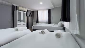 Habitación cuádruple Confort | Ropa de cama de alta calidad y tabla de planchar con plancha