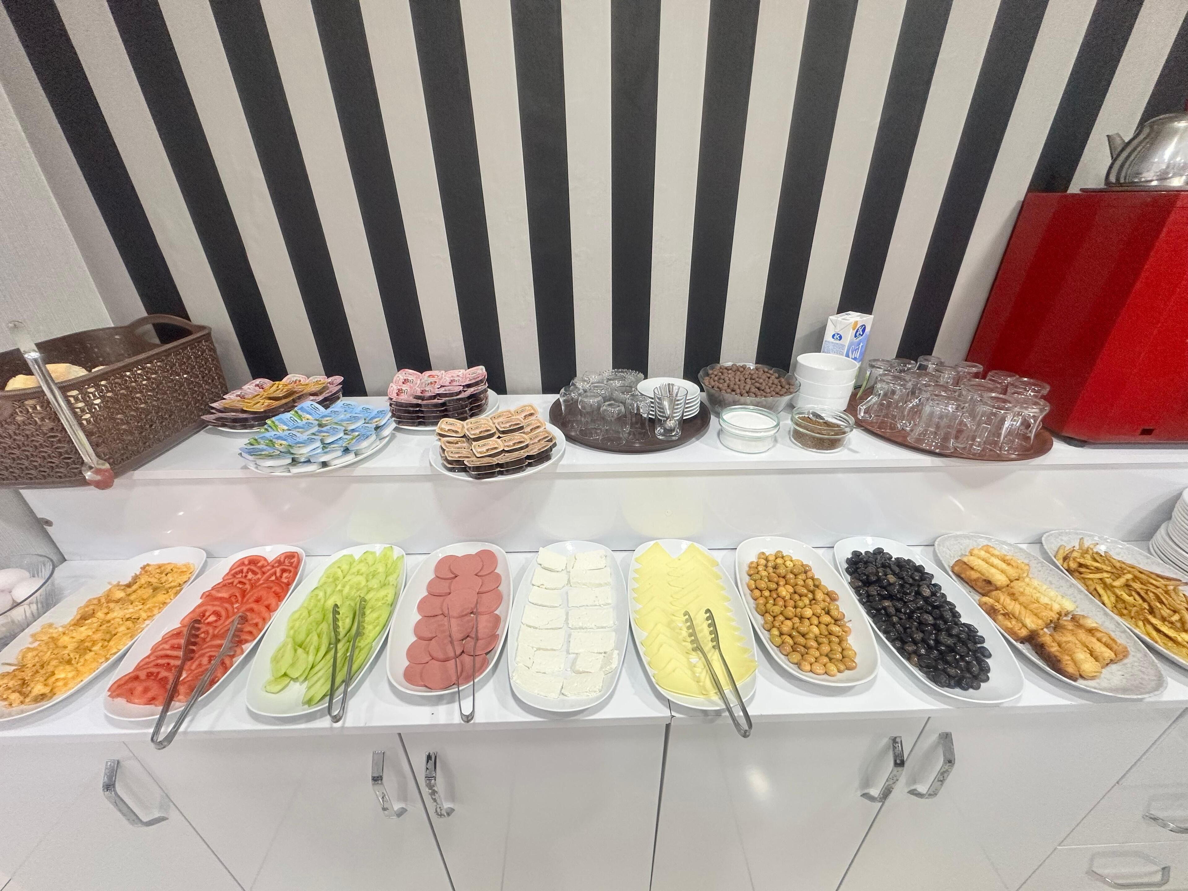 Päivittäinen buffetaamiainen (200 TRY per henkilö)