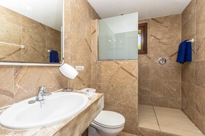 Shower, hair dryer, towels - PUIG PETIT. Delightful villa ideal for couples or small groups (Pollensa)