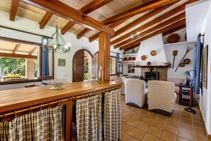 Ein rustikales Interieur mit Holzbalken, einer Bar und einem Kamin.