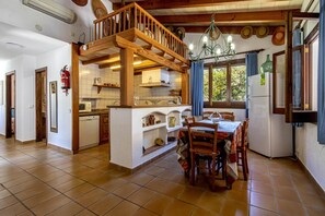 Fridge, microwave, oven, stovetop - PUIG PETIT. Delightful villa ideal for couples or small groups (Pollensa)