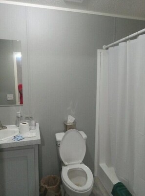 Douche, sĂšche-cheveux, serviettes fournies, savon