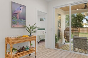 6 habitaciones, escritorio y tabla de planchar con plancha
