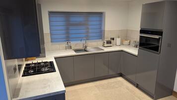 Microwave, oven, dishwasher, coffee/tea maker