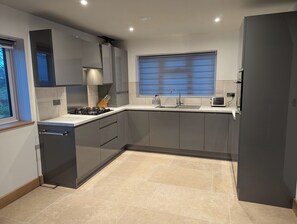 Microwave, oven, dishwasher, coffee/tea maker