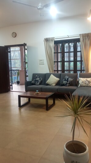 Smart TV - Casa Hibiscus 2bhk with Pvt. Garden & Pet-Friendly! (Arpora)