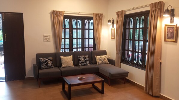 Smart TV - Casa Hibiscus 2bhk with Pvt. Garden & Pet-Friendly! (Arpora)