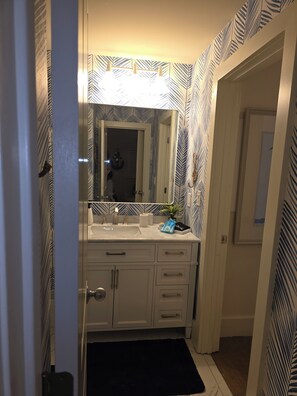 Whirlpool, Handtücher, Seife, Toilettenpapier