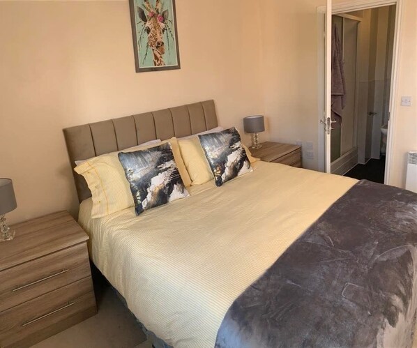 3 sovrum, skrivbord, strykjärn/strykbräda och resesäng