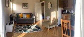 Stylish Apartment sleeps 4/6 Wi-Fi Parking Pet Friendly near NEC and Warwick Uni